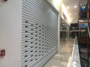 Cortina metálica en centro comercial