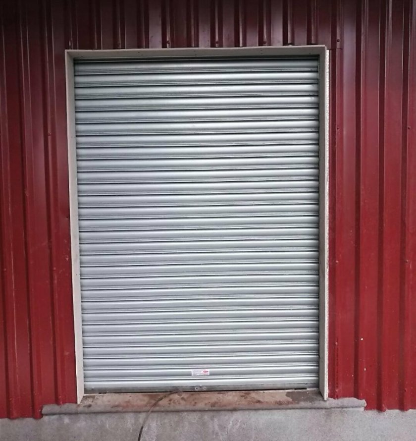 Cortina arrollable de lámina esmaltada cerrada