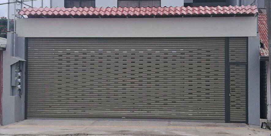 Cortina metálica con perforado ovalado