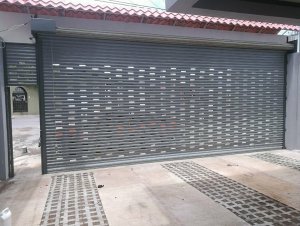Cortina metálica con perforado
