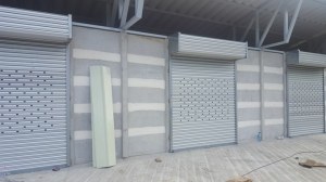 Cortina arrollable de aluminio con perforaciones