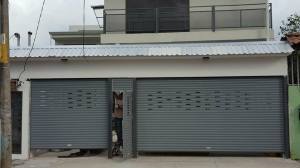 cortina metálica con cenefa