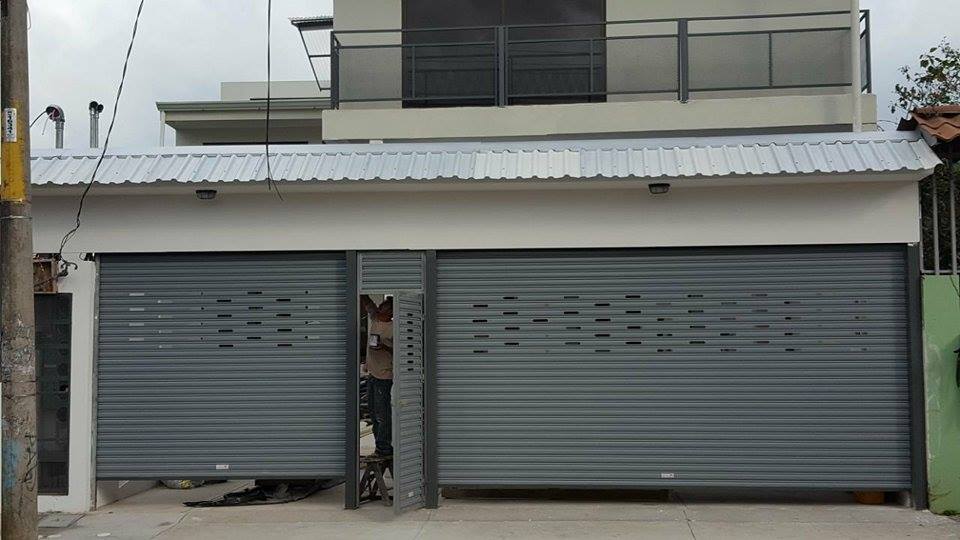 cortina metálica con cenefa