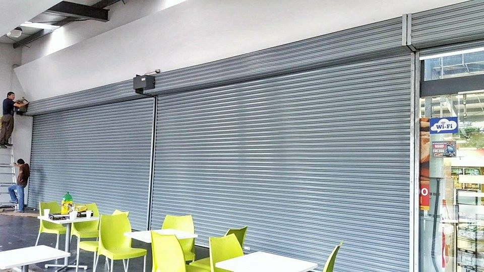 Cortina metálcia con cobertor en centro comercial