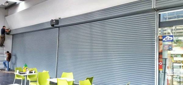 Cortina metálcia con cobertor en centro comercial