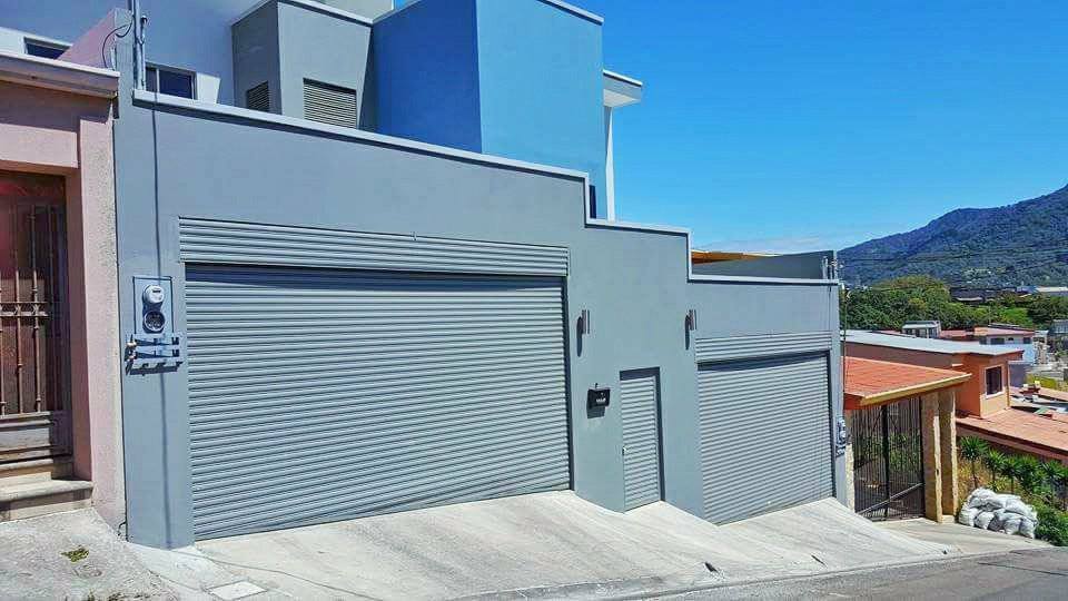 cortina metálica arrollable con cajón