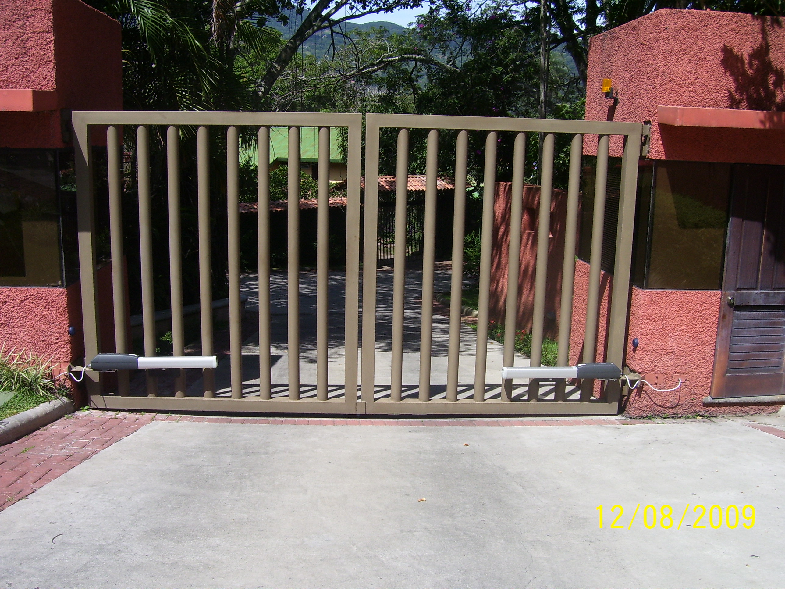 Portón con motor abatible de pistones