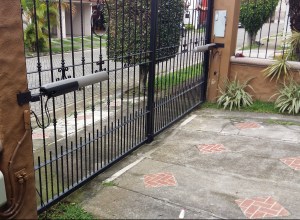 portón y motor de pistones