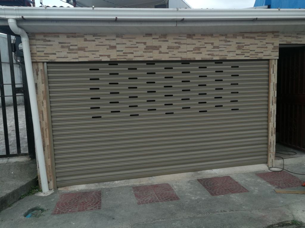 cortina metálica color café perforada