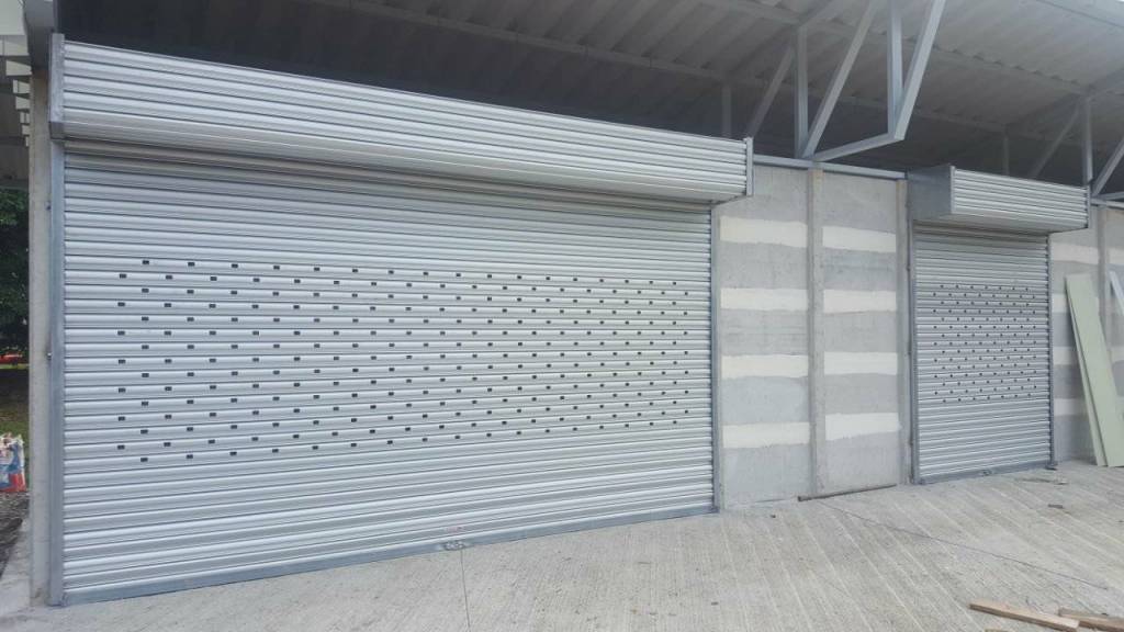 cortinas arrollables de aluminio con láminas perforadas