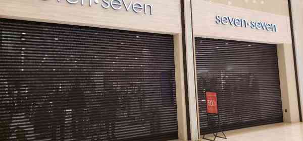 cortina metálica microperforada instalada en centro comercial