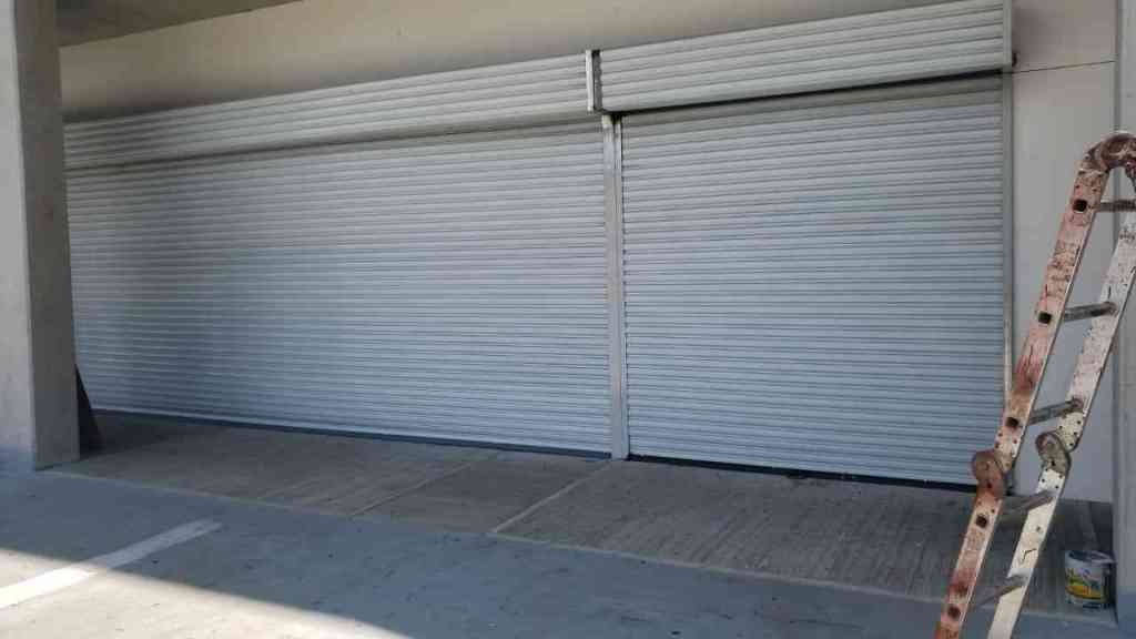 cortina fabricada en lámina blanca calibre 22