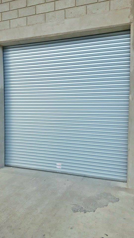 cortina instalada por dentro fabricada en lámina galvanizada