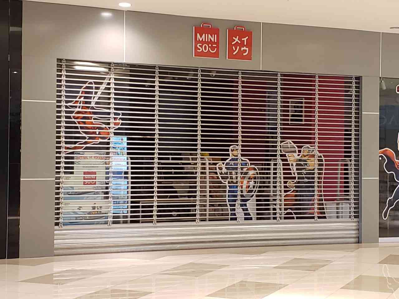 cortina arrollable tubular instalada en una tienda de centro comercial