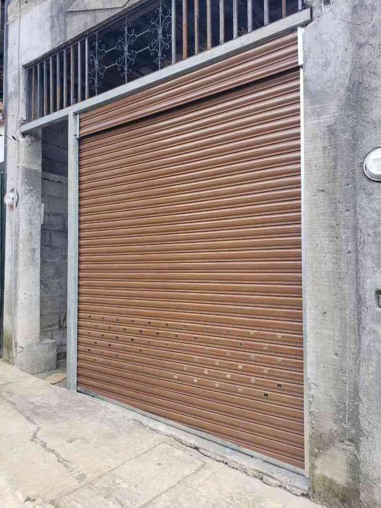 linda cortina imitación de madera pura calidad instalada en heredia en una casa