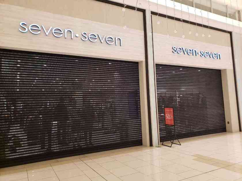 cortinas metálica en centro comercial del tipo microperforada