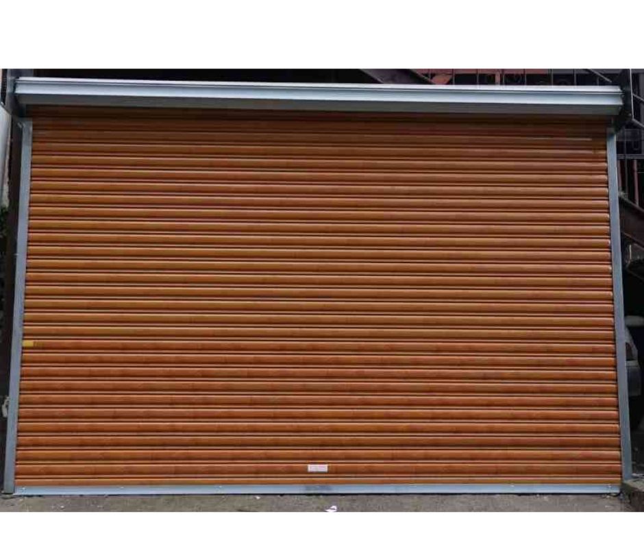 cortina imitación de madera vista de frente sin el cajón superior