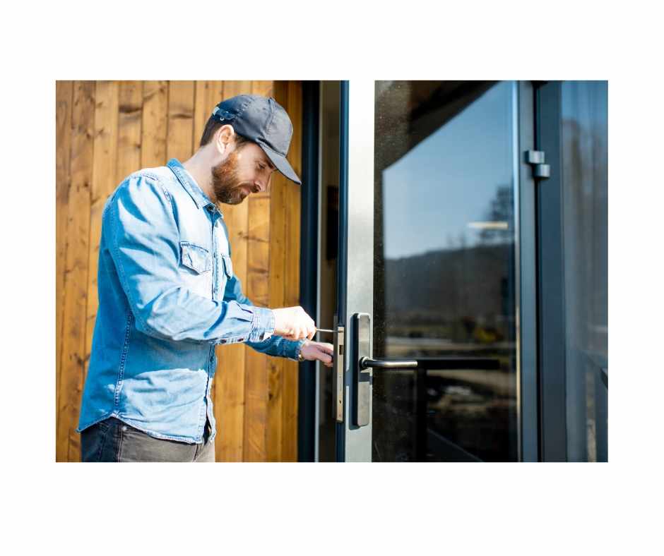 hormbre en labores de reparación con gorra y  camisa azul