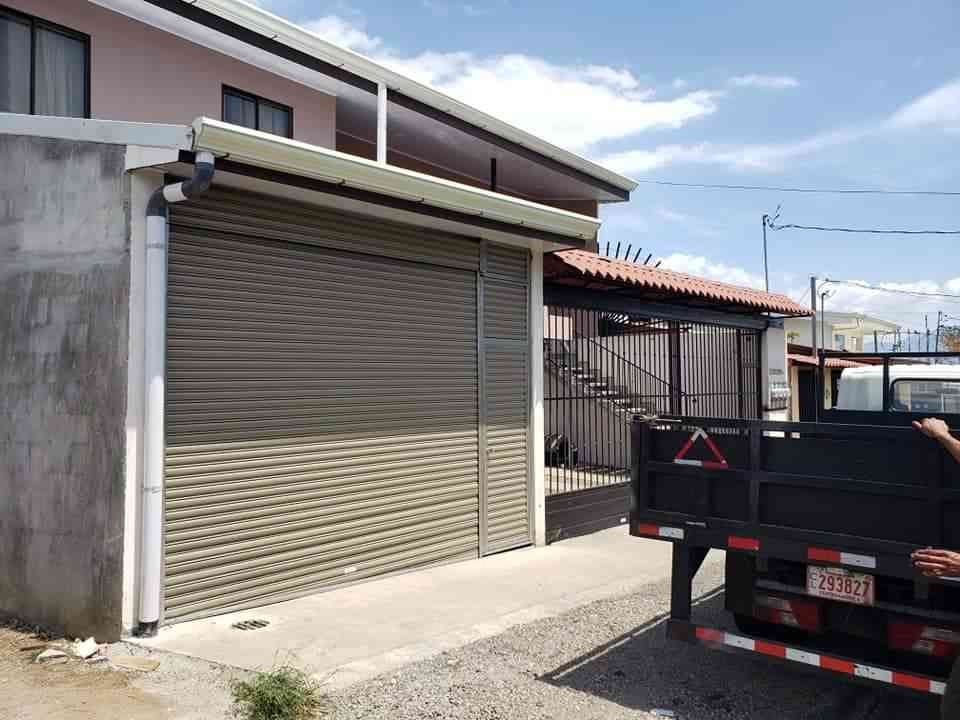 cortina metálica con puerta color café