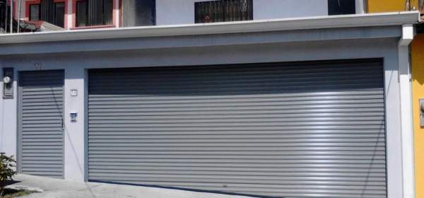 cortina de metal en casa
