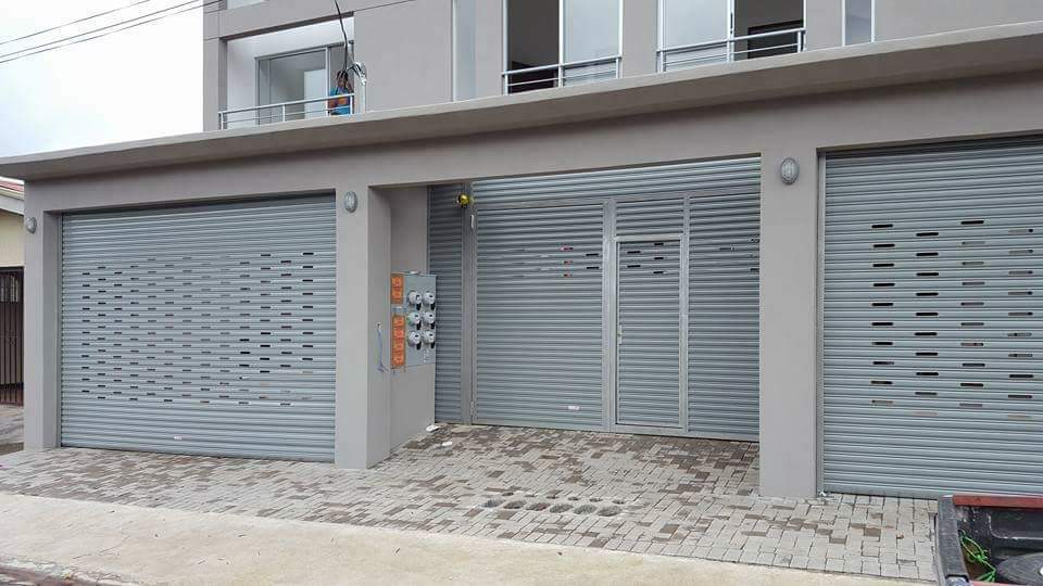 puerta metálica en material de cortina arrollable color gris