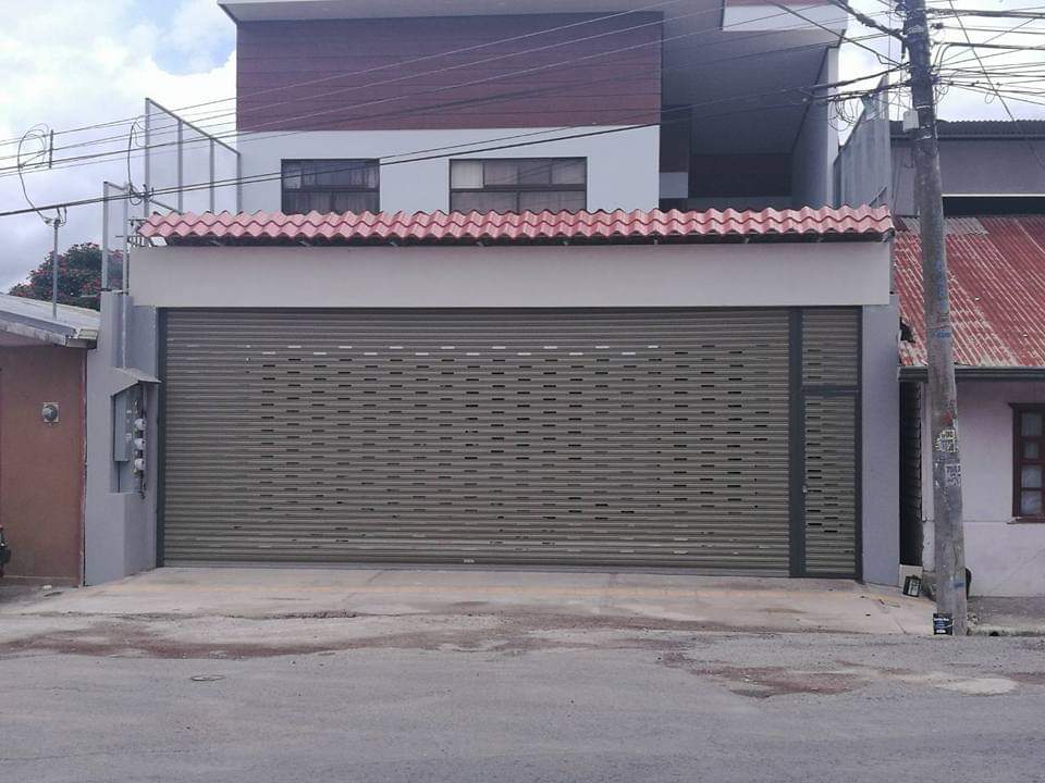 cortina metálica con puerta en lámina perforada color café