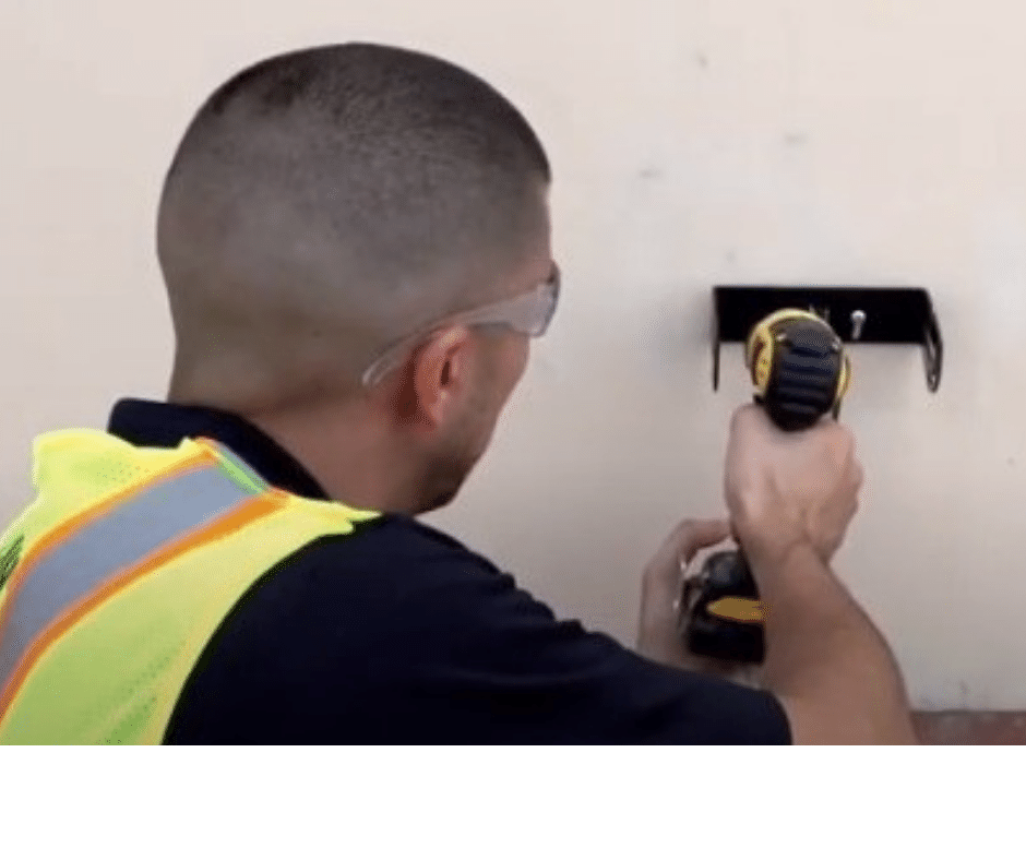 hombre realizando una reparacion a un porton con un taladro