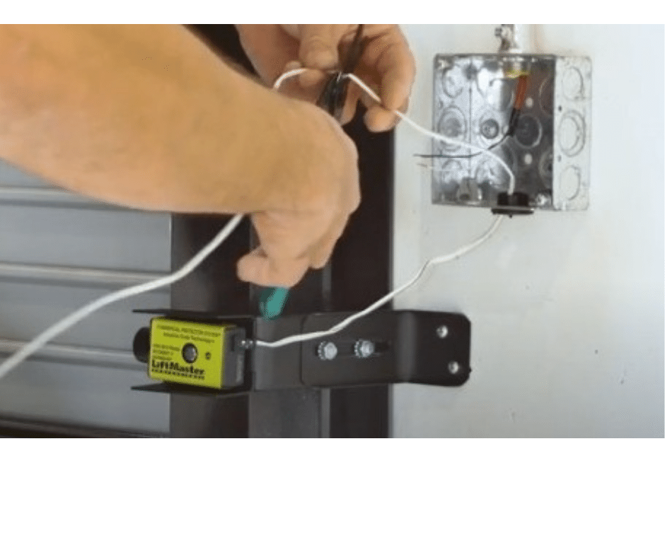 hombre reparando un porton electrico