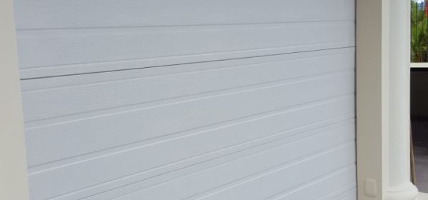 portón blanco eléctrico para reparción