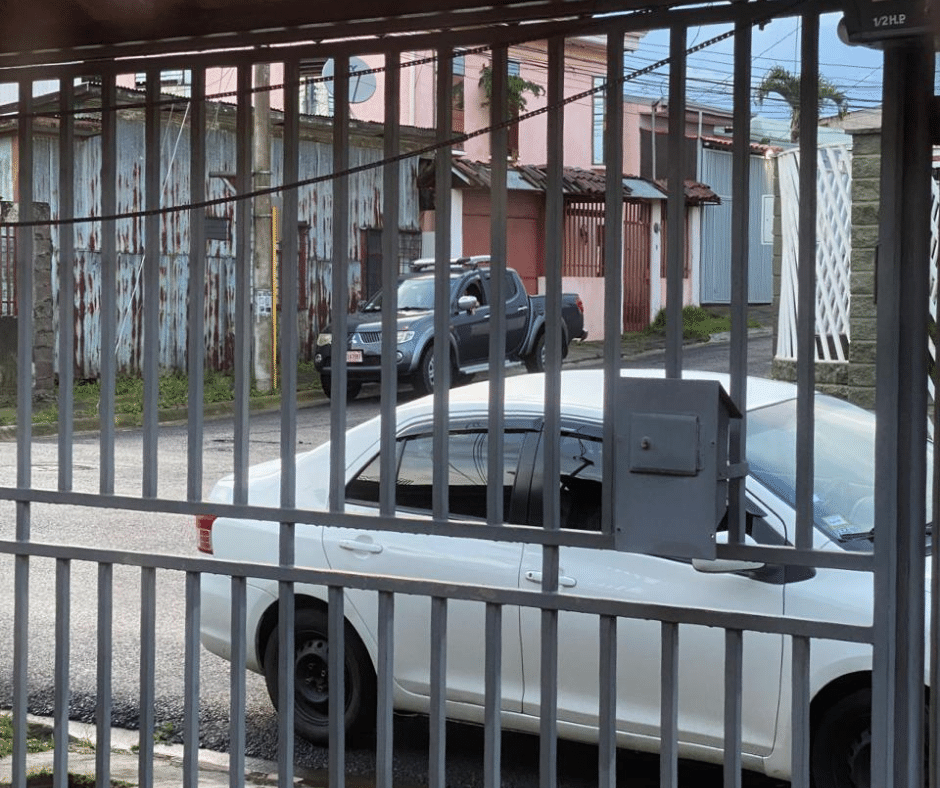 portón de hierro en mal estado