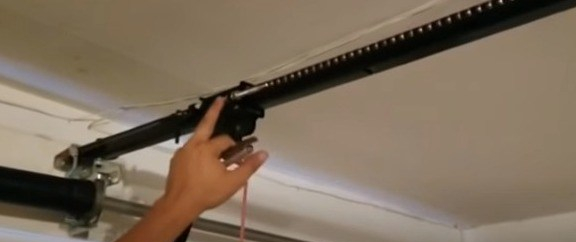 tornillos y tuercas en los portones