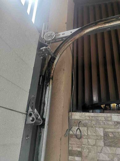 reparación de porton con el cable de la polea reventado