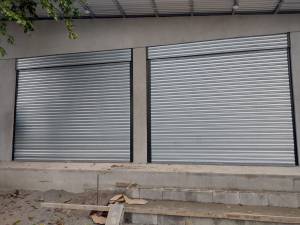 -dos-cortinas-metalicas-en-ventanales