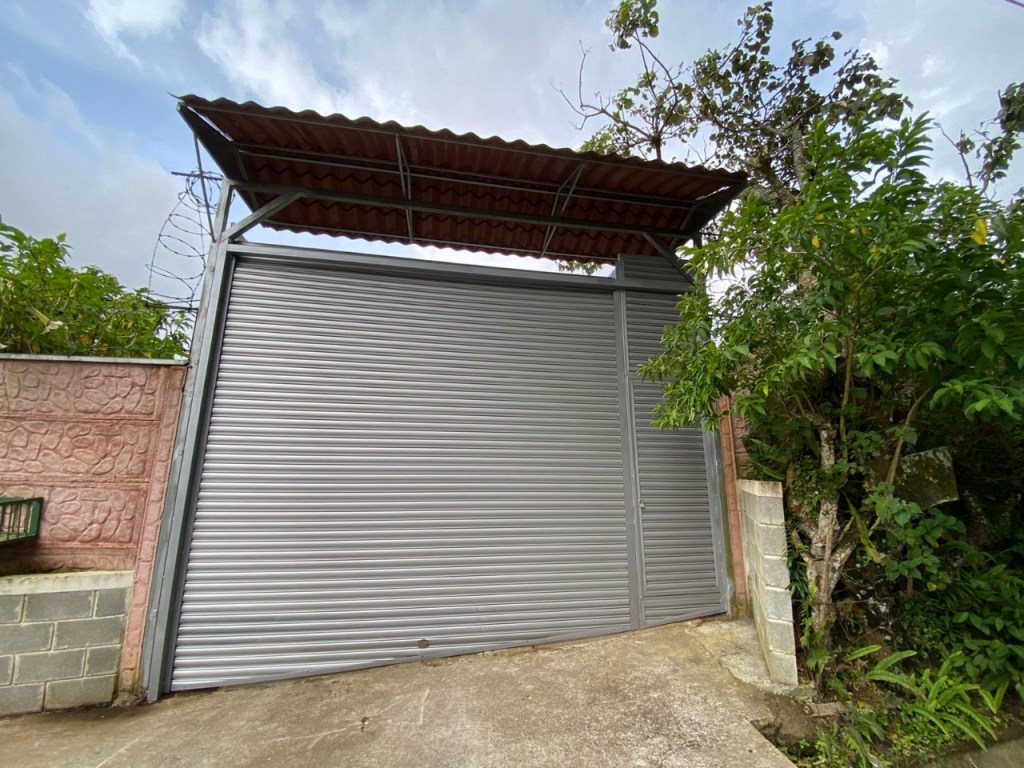 cortinas-metalicas-en-desnivel