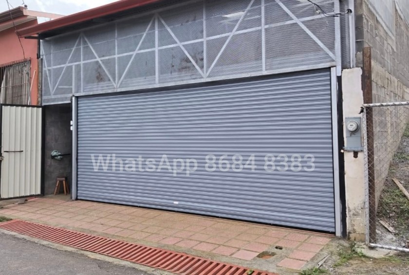 cortina-arrollable-color-gris-para-negocio