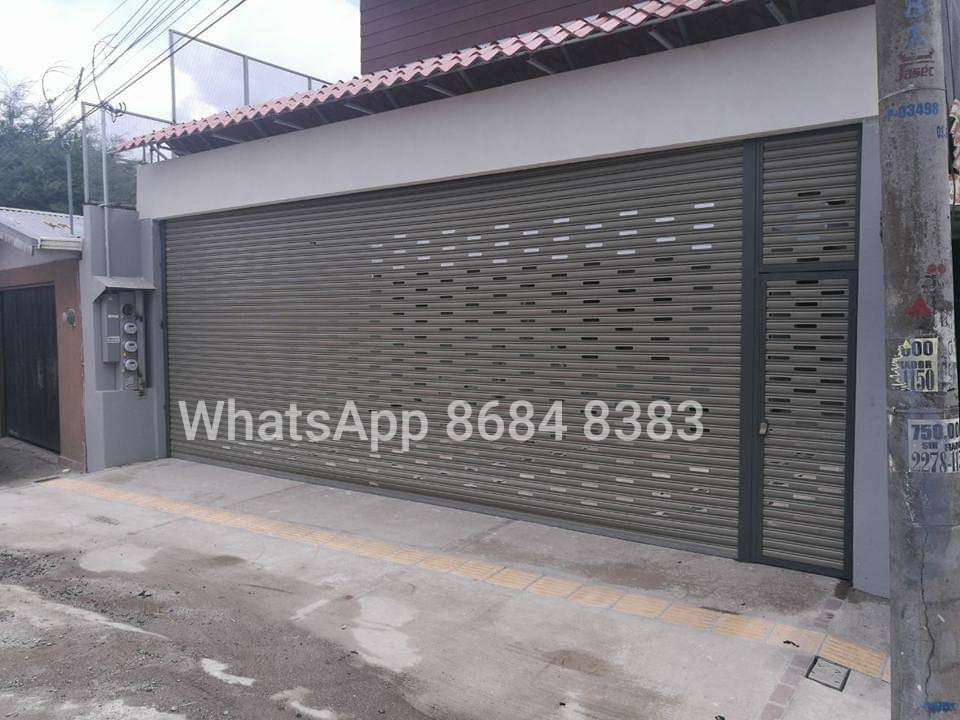 cortina-metalica-perforada-en-casa