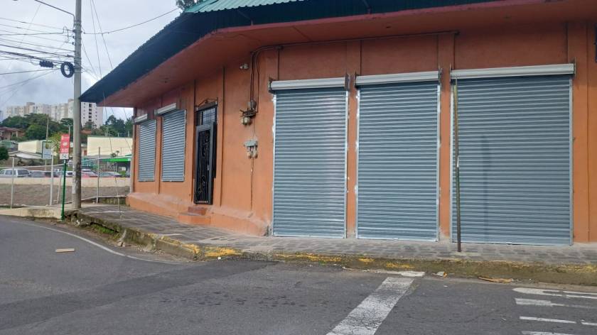 cinco-cortinas-metalicas-en-local-comercial