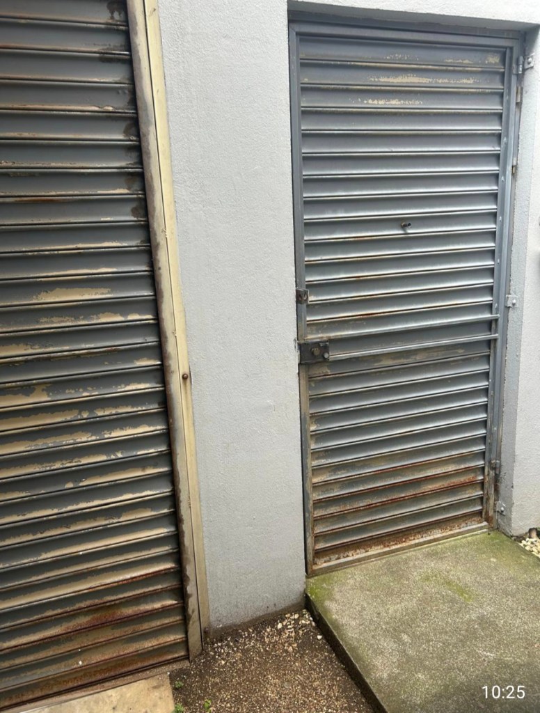 cortina-y-puerta-en-mal-estado-antes-de-la-restauración