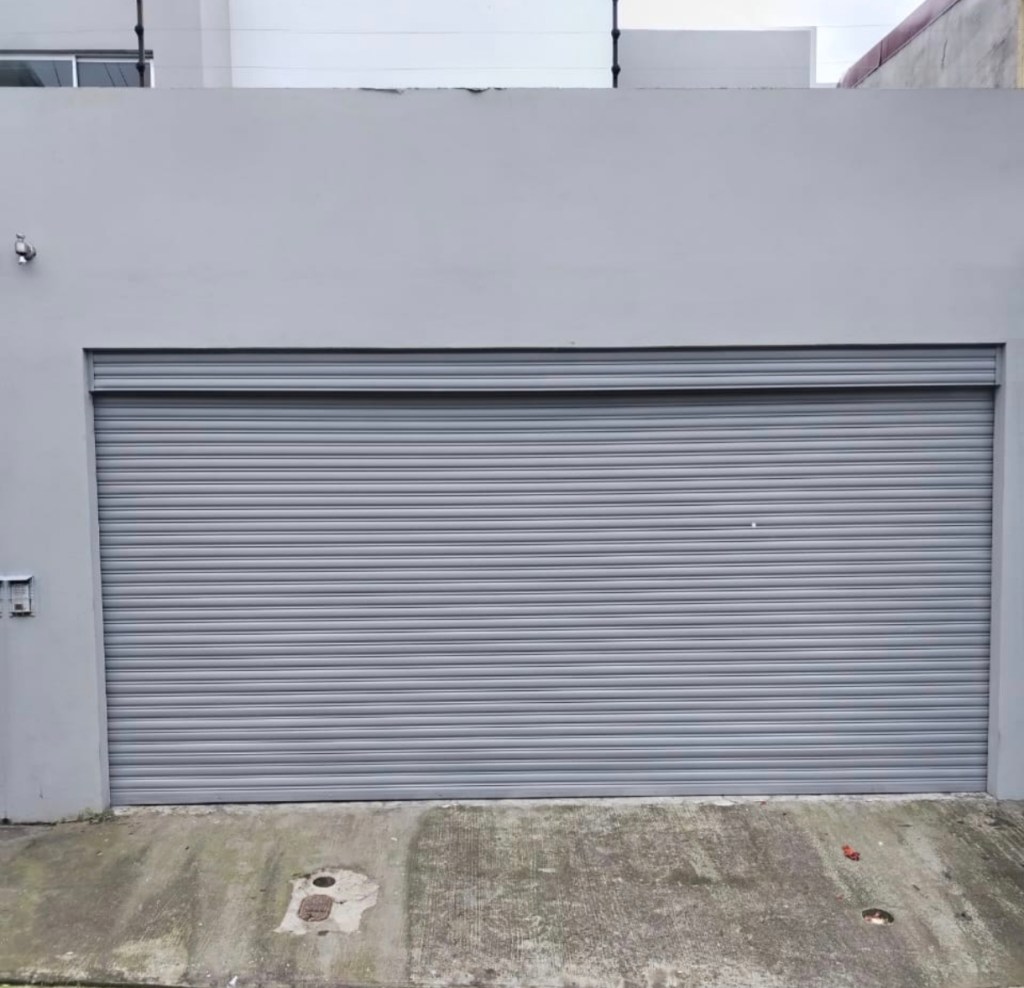 cortina-de-metal-restaurada-y-pintada-por-el-frente