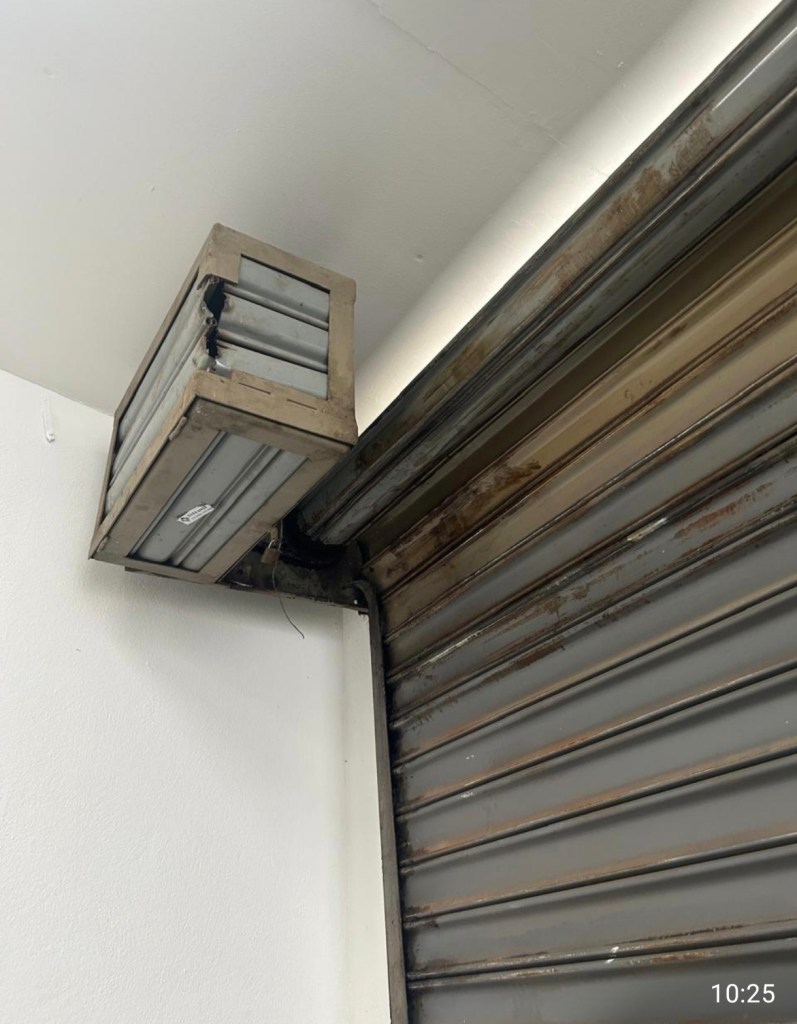 cortina-metálica-antes-de-haber-sido-restaurada-ypintada