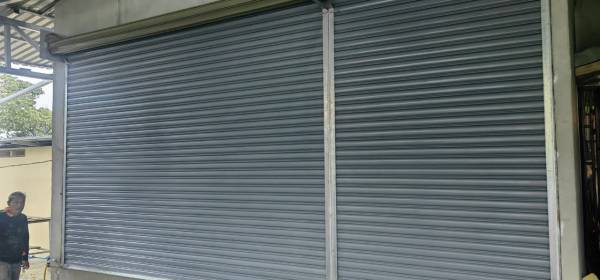 cortinas-metalicas-instaladas-como-parte-de-una-remodelacion-industrial