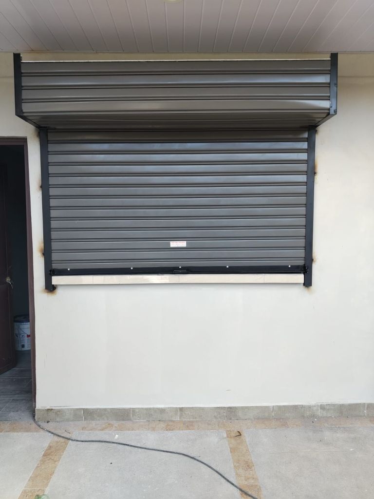 cortina-color-gris-duralum-metalica-aluminio