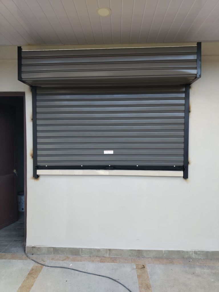 cortina-metalica-manual-alumnio-zinc