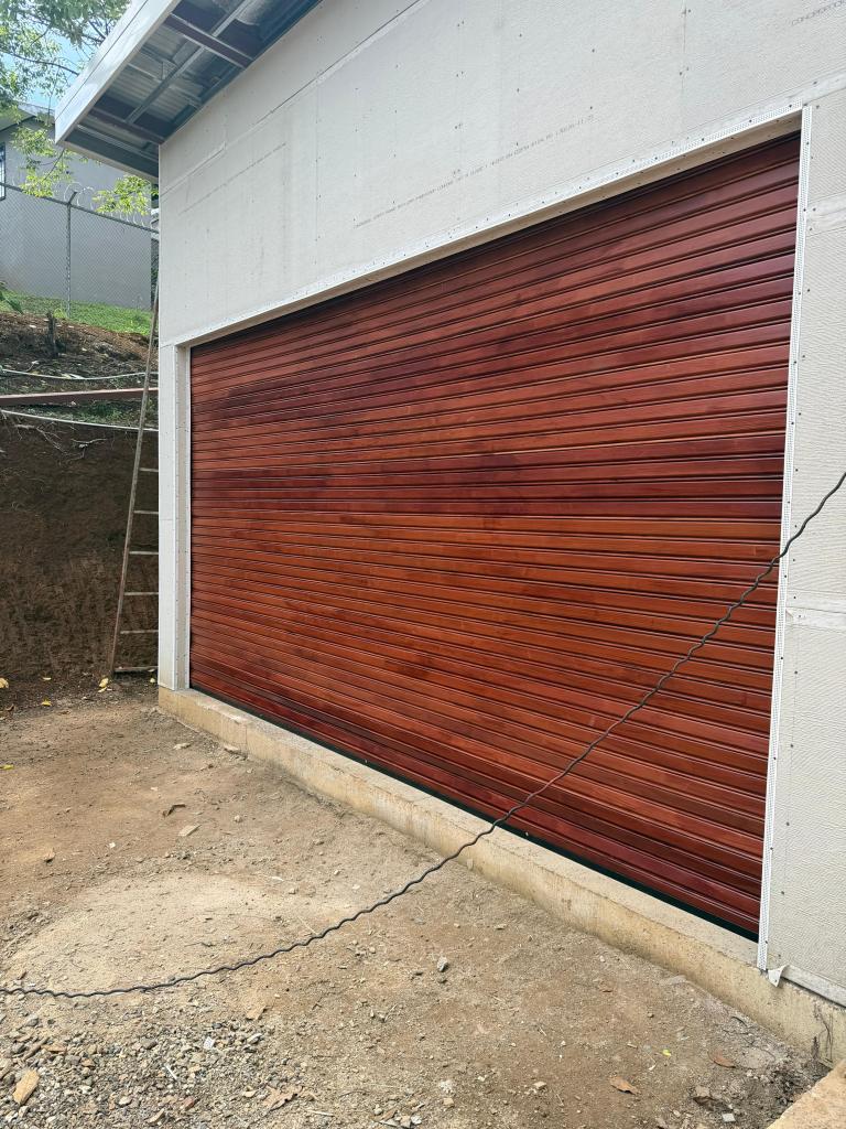 cortinas-metalicas-residenciales-tipo-madera